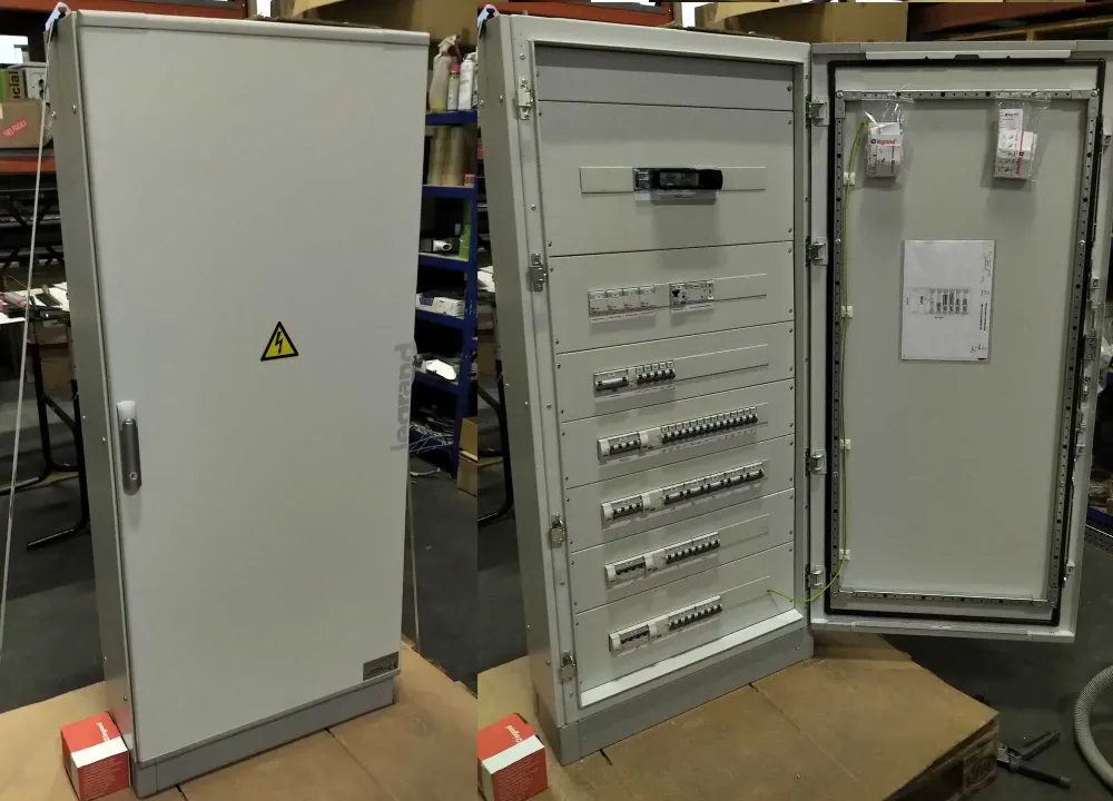 montage câblage découpe et intégration de boîtiers coffrets