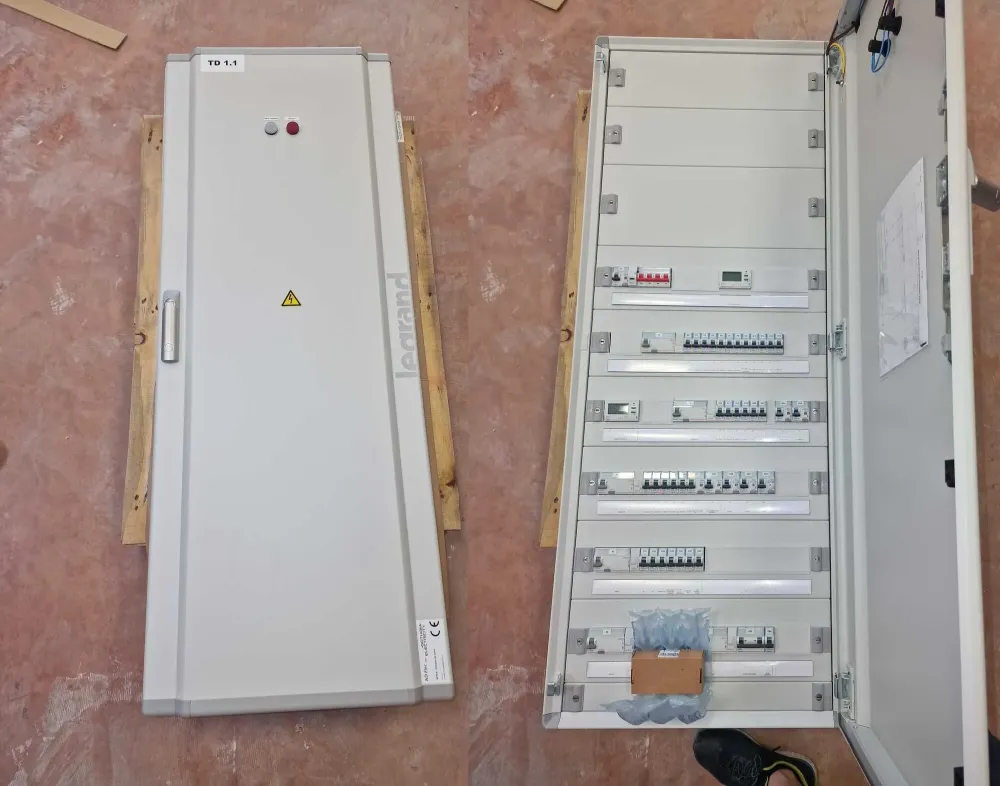 montage câblage découpe et intégration de boîtiers coffrets