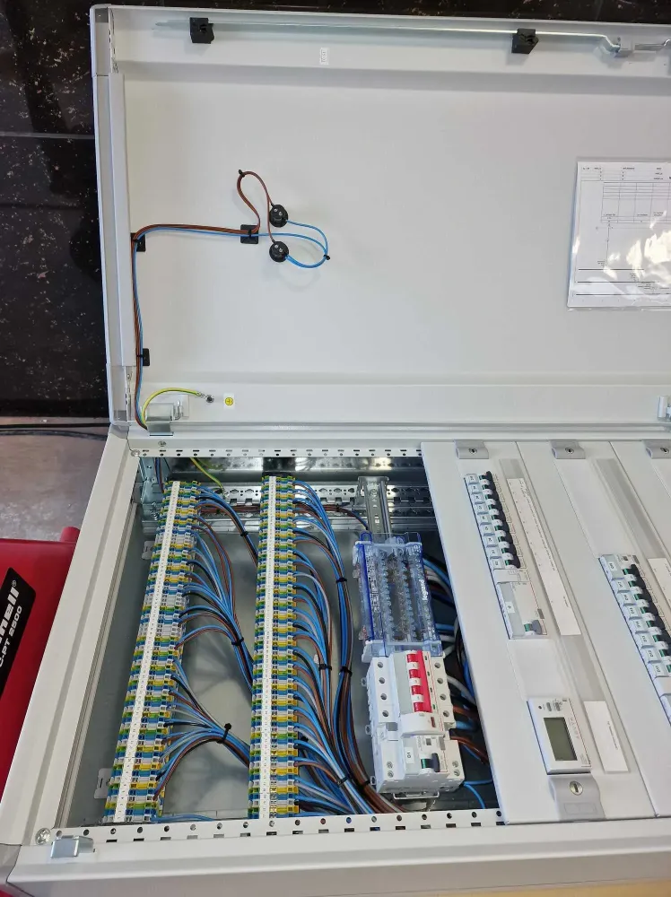 montage câblage découpe et intégration de boîtiers coffrets